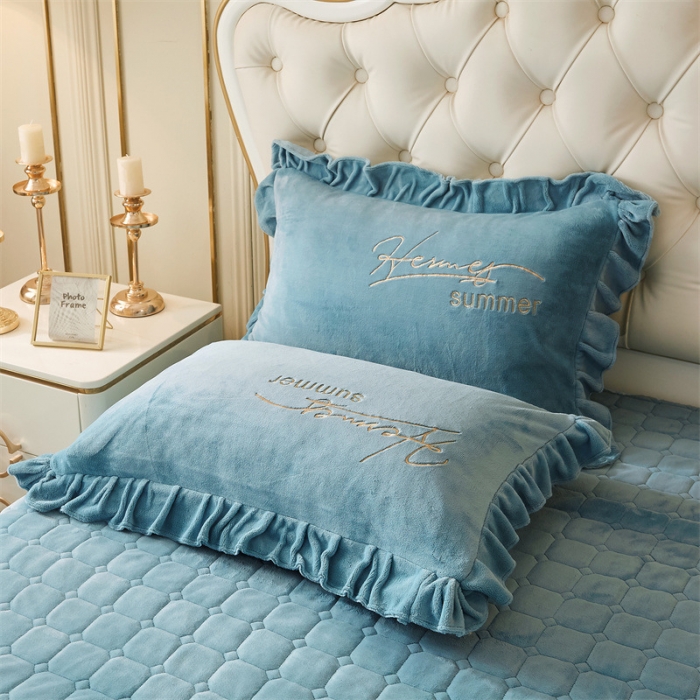 91家纺网 家纺一手货源 找家纺 恒爱 2023新款A类牛奶绒羽毛床盖三件套 羽毛-水光兰