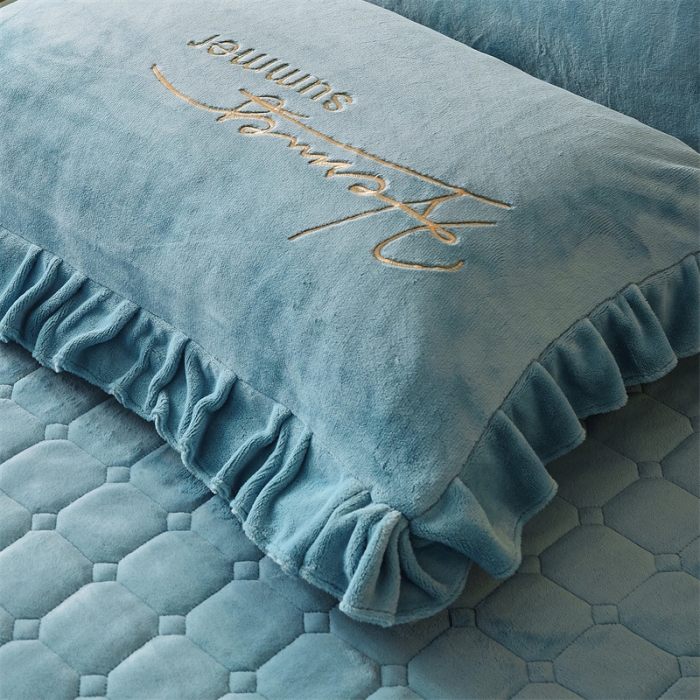 91家纺网 家纺一手货源 找家纺 恒爱 2023新款A类牛奶绒羽毛床盖三件套 羽毛-水光兰