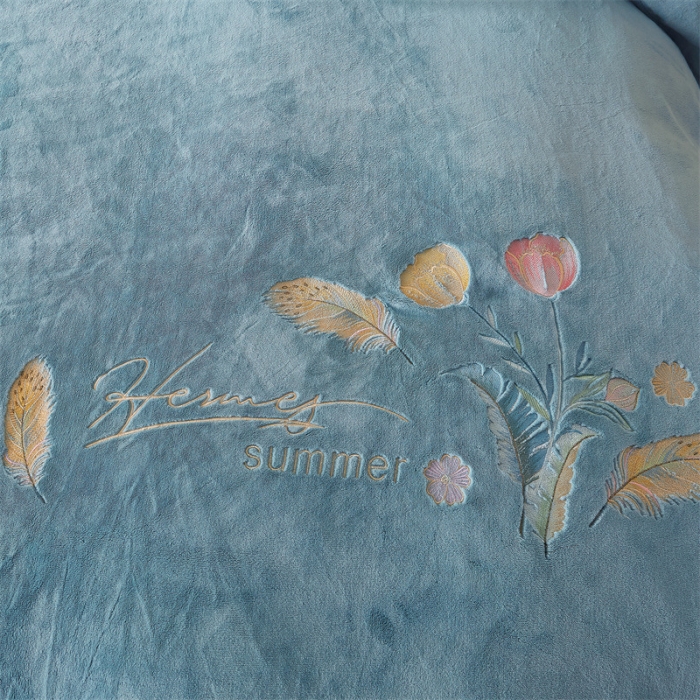 91家纺网 家纺一手货源 找家纺 恒爱 2023新款A类牛奶绒羽毛床盖三件套 羽毛-水光兰