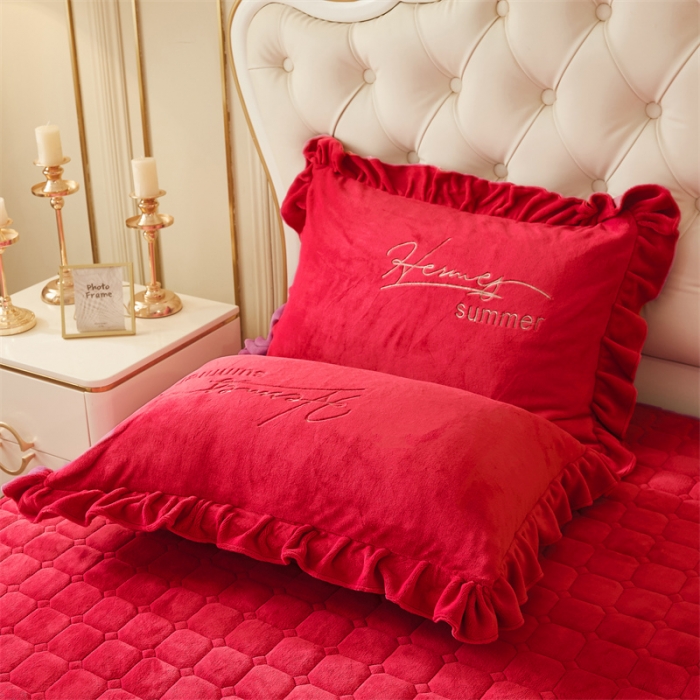 91家纺网 家纺一手货源 找家纺 恒爱 2023新款A类牛奶绒羽毛床盖三件套 羽毛-喜庆红