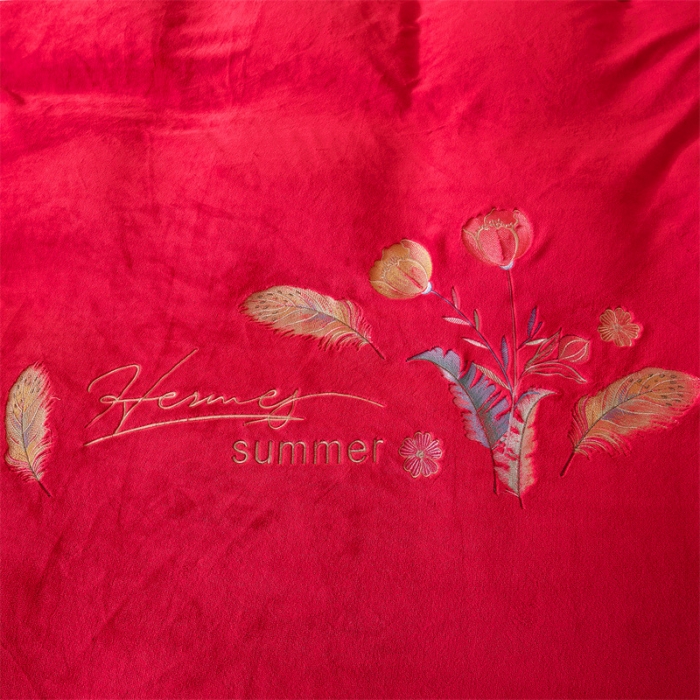 91家纺网 家纺一手货源 找家纺 恒爱 2023新款A类牛奶绒羽毛床盖三件套 羽毛-喜庆红