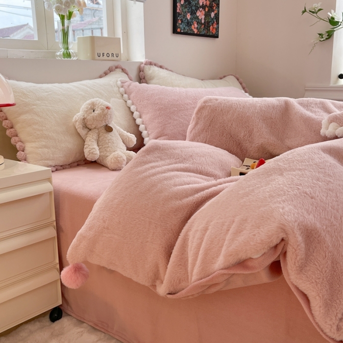 91家纺网 家纺一手货源 找家纺 艾米家居 2023新款秋冬懒兔绒四件套-球球款 豆沙粉