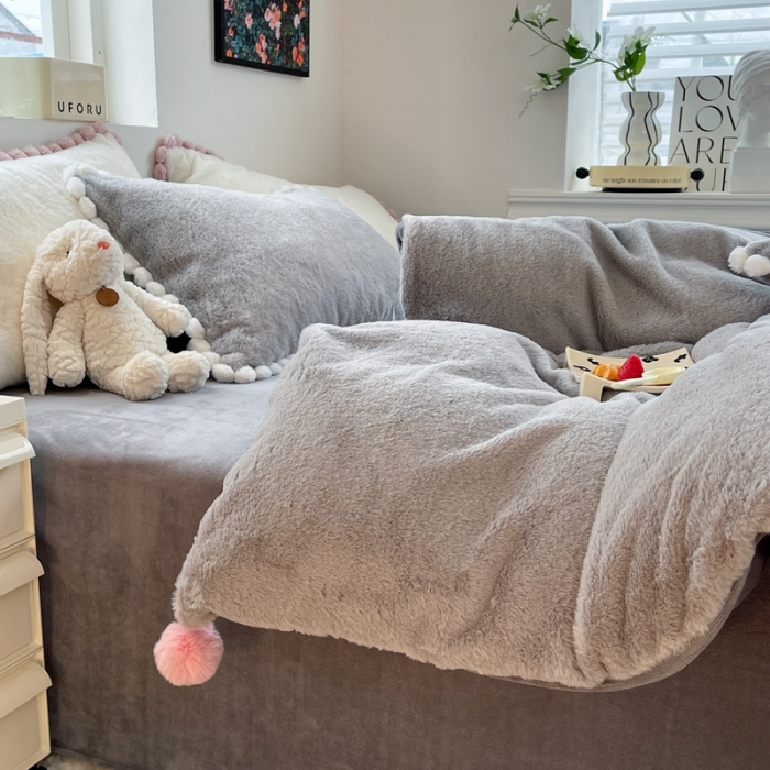 91家纺网 家纺一手货源 找家纺 艾米家居 2023新款秋冬懒兔绒四件套-球球款 灰色