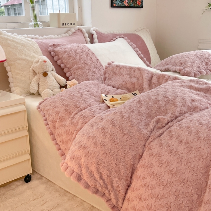 91家纺网 家纺一手货源 找家纺 艾米家居 2023新款秋冬懒兔玫瑰绒牛奶绒四件套 白色