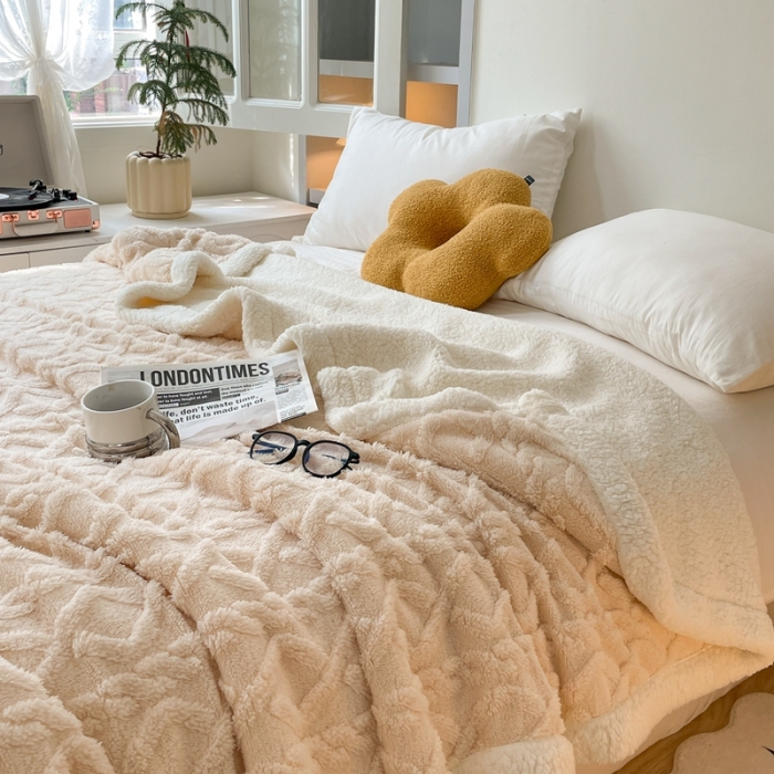 91家纺网 家纺一手货源 找家纺 欧邦 新款爆款AB版加厚提花塔芙绒羊羔绒毛毯 米白