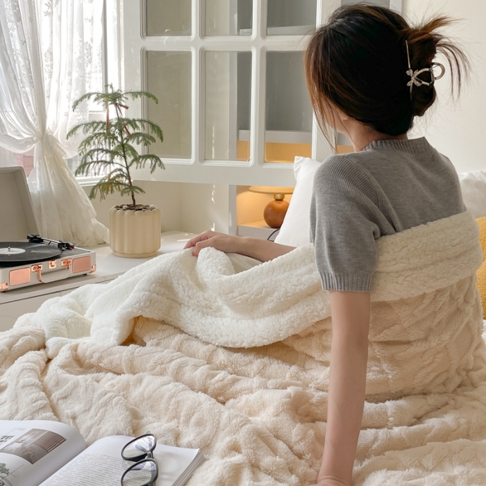 91家纺网 家纺一手货源 找家纺 欧邦 新款爆款AB版加厚提花塔芙绒羊羔绒毛毯 米白