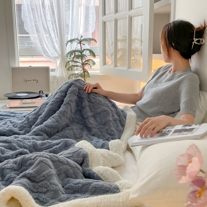 91家纺网 家纺一手货源 找家纺 欧邦 新款爆款AB版加厚提花塔芙绒羊羔绒毛毯 雾蓝