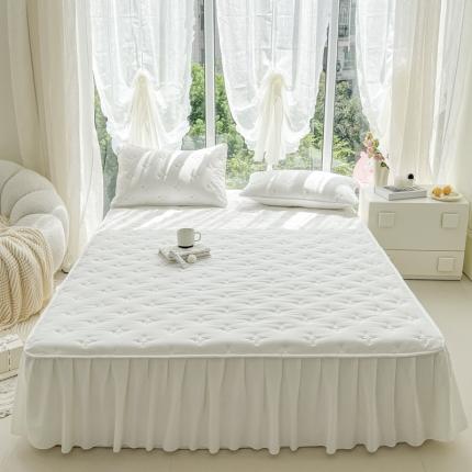 91家纺网 家纺一手货源 找家纺 尊康家纺（原磊科） 2024新款全棉色织大豆夹棉床裙-浓情蜜意 白