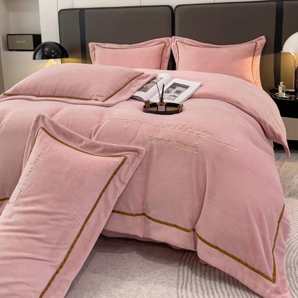 91家纺网 家纺一手货源 找家纺 露梦 2025新款高克重牛奶绒刺绣四件套-赫本 赫本-奶油粉