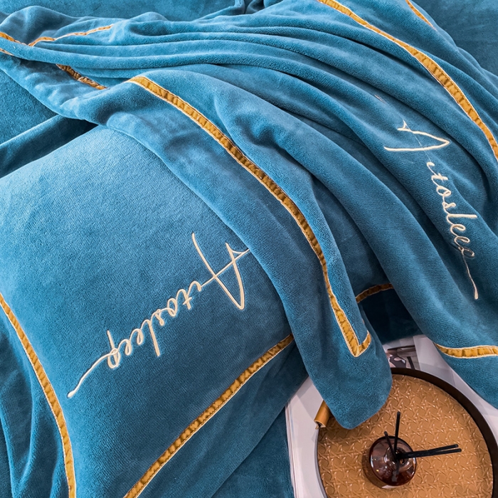 91家纺网 家纺一手货源 找家纺 露梦 2025新款高克重牛奶绒刺绣四件套-赫本 赫本-宾利蓝