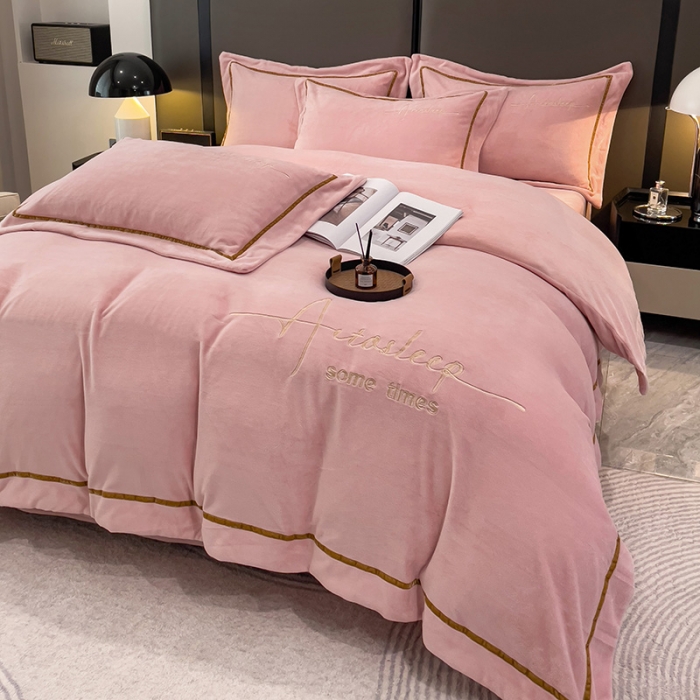 91家纺网 家纺一手货源 找家纺 露梦 2025新款高克重牛奶绒刺绣四件套-赫本 赫本-奶油粉