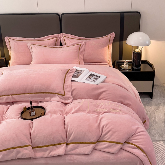 91家纺网 家纺一手货源 找家纺 露梦 2025新款高克重牛奶绒刺绣四件套-赫本 赫本-奶油粉