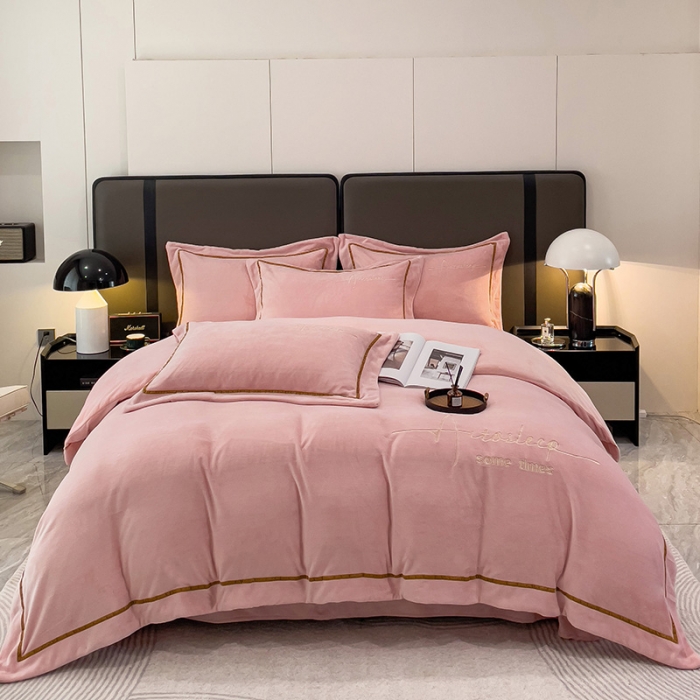 91家纺网 家纺一手货源 找家纺 露梦 2025新款高克重牛奶绒刺绣四件套-赫本 赫本-奶油粉