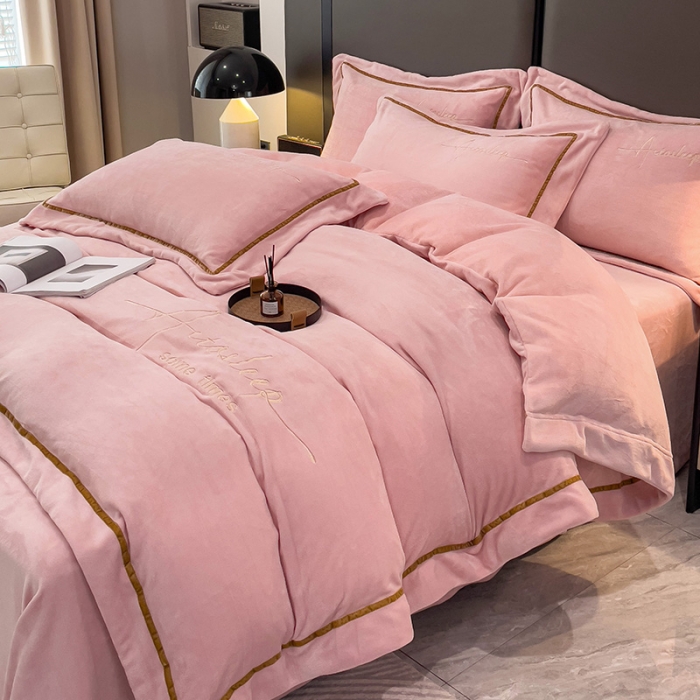 91家纺网 家纺一手货源 找家纺 露梦 2025新款高克重牛奶绒刺绣四件套-赫本 赫本-奶油粉