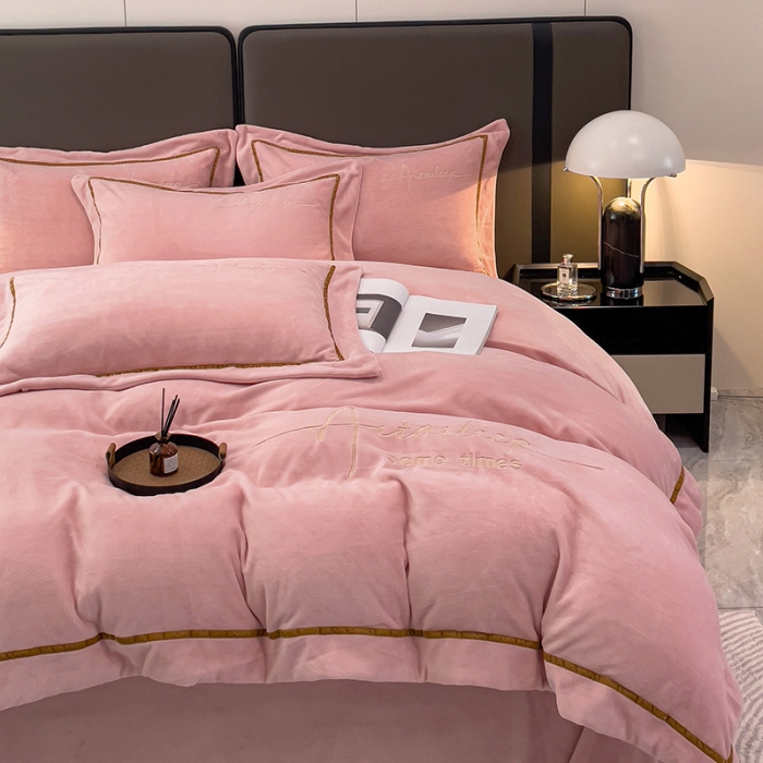 91家纺网 家纺一手货源 找家纺 露梦 2025新款高克重牛奶绒刺绣四件套-赫本 赫本-奶油粉