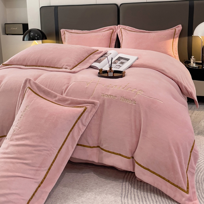 91家纺网 家纺一手货源 找家纺 露梦 2025新款高克重牛奶绒刺绣四件套-赫本 赫本-奶油粉