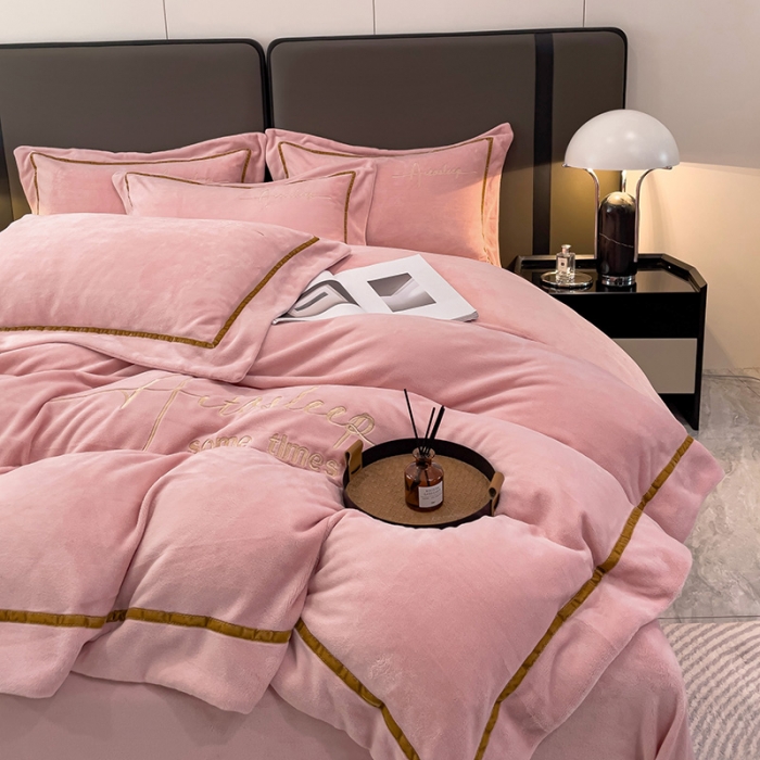 91家纺网 家纺一手货源 找家纺 露梦 2025新款高克重牛奶绒刺绣四件套-赫本 赫本-奶油粉