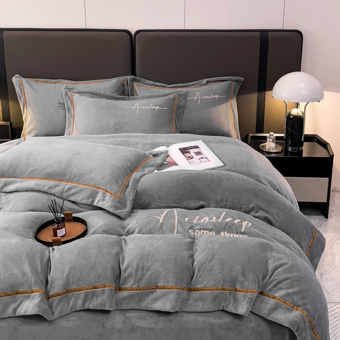 91家纺网 家纺一手货源 找家纺 露梦 2025新款高克重牛奶绒刺绣四件套-赫本 赫本-绅士灰