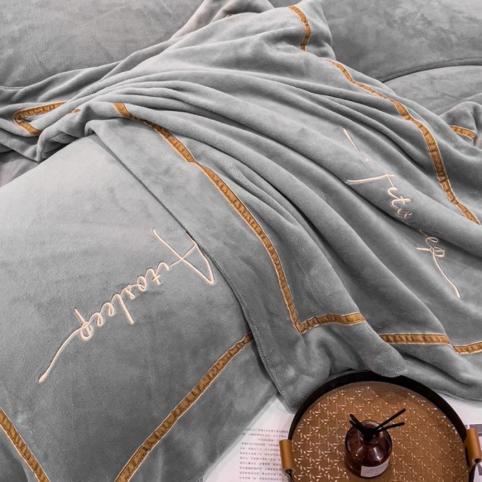 91家纺网 家纺一手货源 找家纺 露梦 2025新款高克重牛奶绒刺绣四件套-赫本 赫本-绅士灰