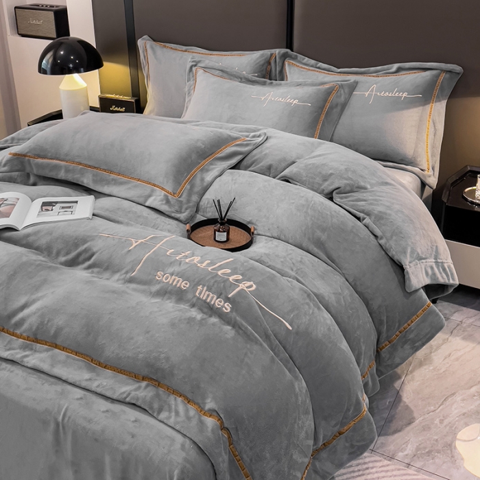 91家纺网 家纺一手货源 找家纺 露梦 2025新款高克重牛奶绒刺绣四件套-赫本 赫本-绅士灰