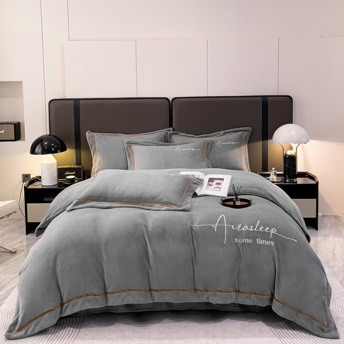 91家纺网 家纺一手货源 找家纺 露梦 2025新款高克重牛奶绒刺绣四件套-赫本 赫本-绅士灰