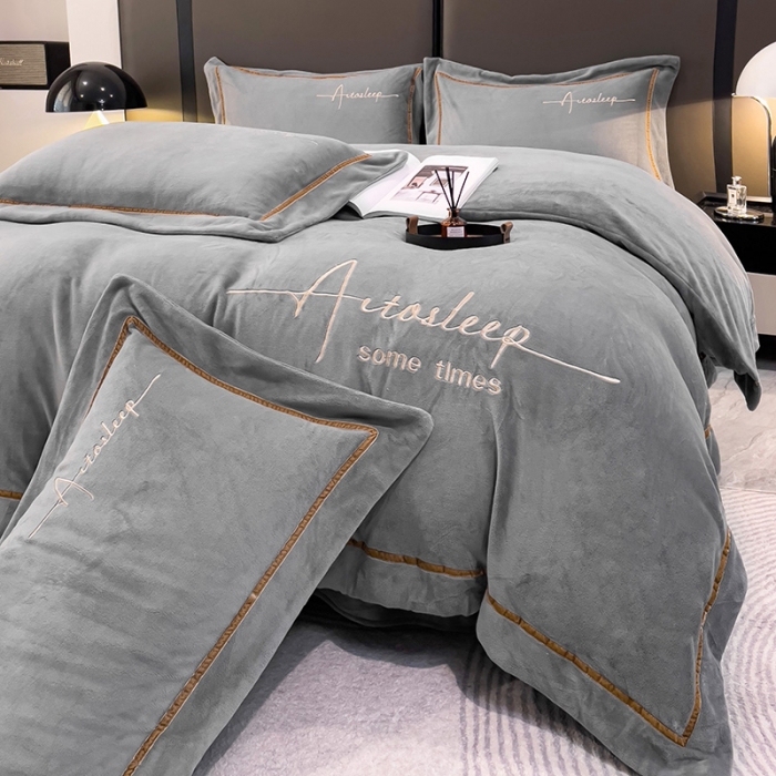 91家纺网 家纺一手货源 找家纺 露梦 2025新款高克重牛奶绒刺绣四件套-赫本 赫本-绅士灰