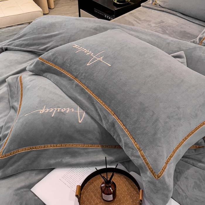 91家纺网 家纺一手货源 找家纺 露梦 2025新款高克重牛奶绒刺绣四件套-赫本 赫本-绅士灰