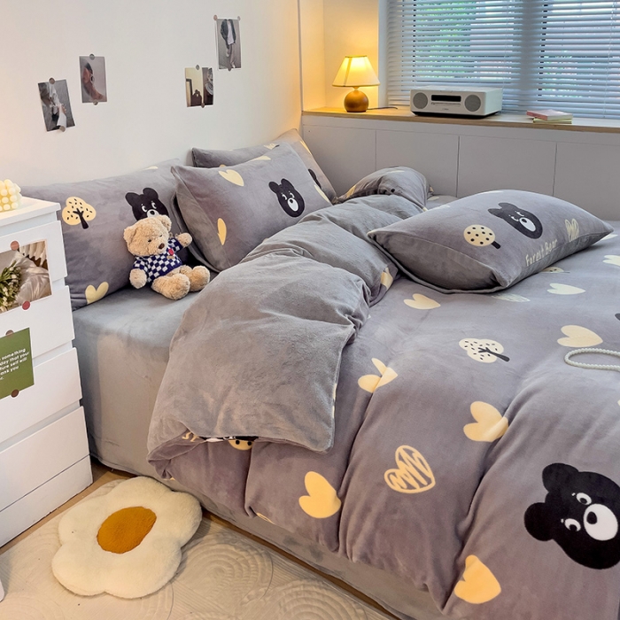 91家纺网 家纺一手货源 找家纺 西引力 2023新款加厚印花牛奶绒四件套法莱绒单被套直播爱心熊