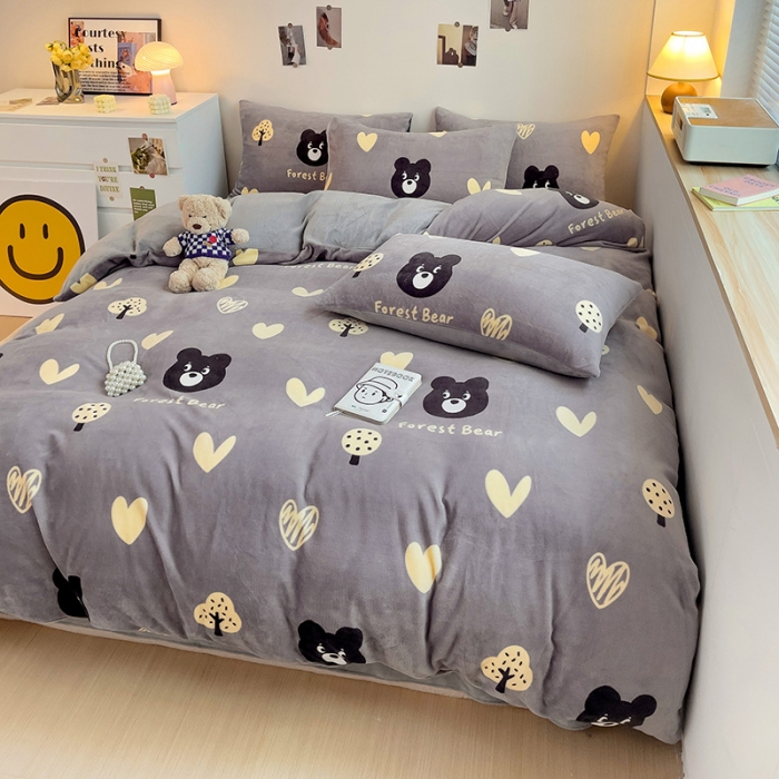 91家纺网 家纺一手货源 找家纺 西引力 2023新款加厚印花牛奶绒四件套法莱绒单被套直播爱心熊