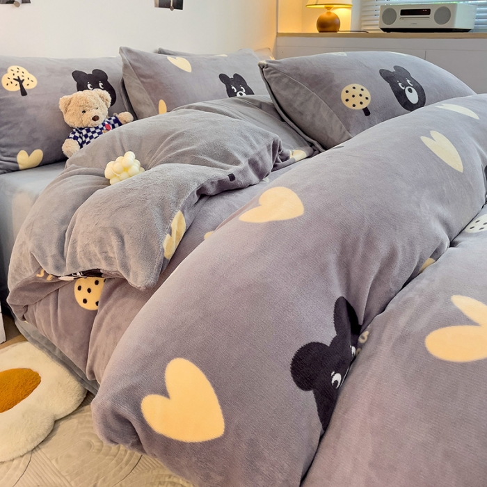 91家纺网 家纺一手货源 找家纺 西引力 2023新款加厚印花牛奶绒四件套法莱绒单被套直播爱心熊