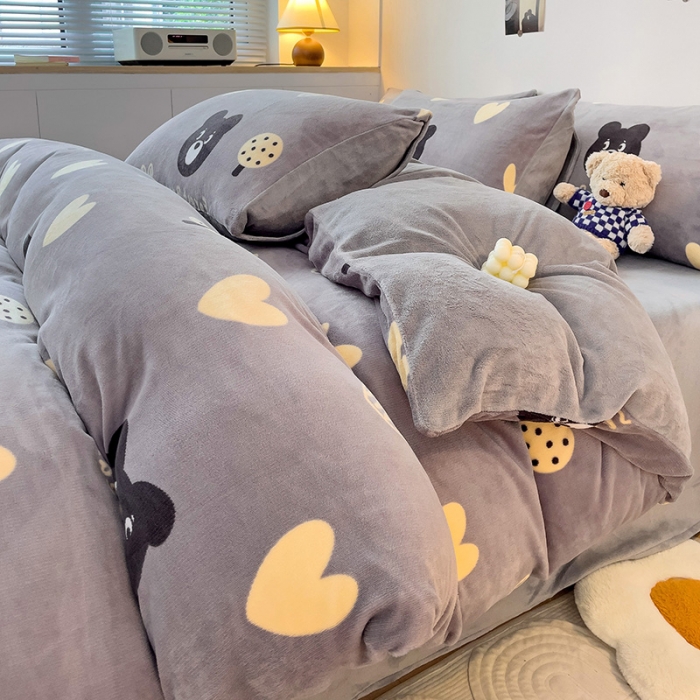 91家纺网 家纺一手货源 找家纺 西引力 2023新款加厚印花牛奶绒四件套法莱绒单被套直播爱心熊