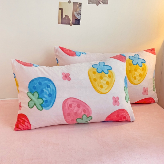 91家纺网 家纺一手货源 找家纺 西引力 2023新款加厚印花牛奶绒四件套法莱绒单被套直播草莓乐园