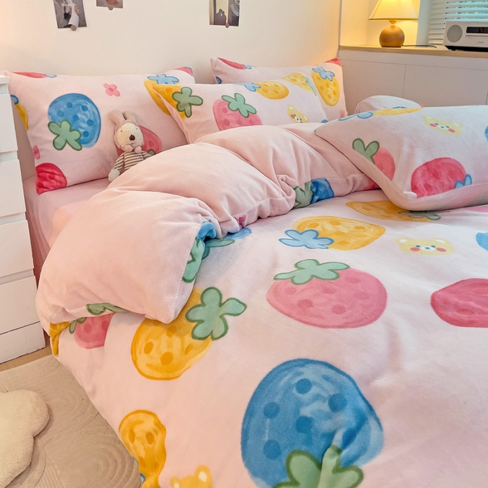 91家纺网 家纺一手货源 找家纺 西引力 2023新款加厚印花牛奶绒四件套法莱绒单被套直播草莓乐园