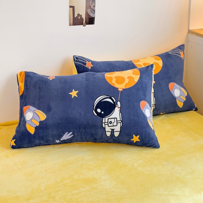 91家纺网 家纺一手货源 找家纺 西引力 2023新款加厚印花牛奶绒四件套法莱绒单被套直播太空人