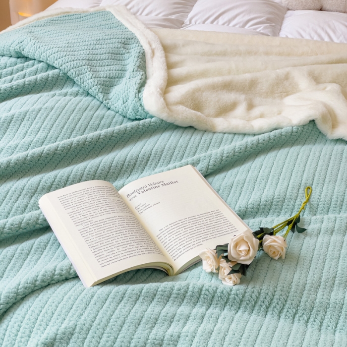 91家纺网 家纺一手货源 找家纺 春妮 2023新款A面编织绒+B面兔毛绒毛毯双层盖毯 湖水蓝