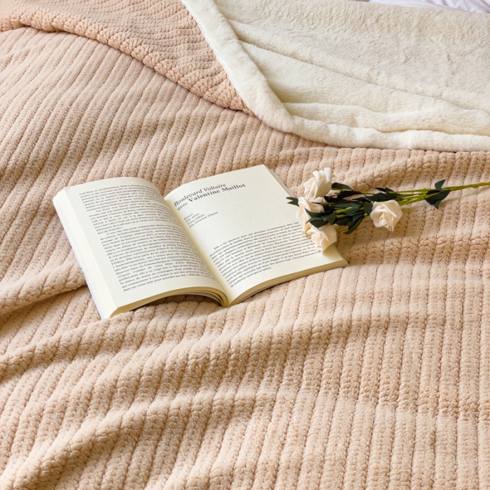 91家纺网 家纺一手货源 找家纺 春妮 2023新款A面编织绒+B面兔毛绒毛毯双层盖毯 浅卡其