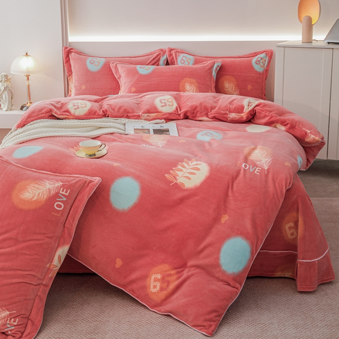 91家纺网 家纺一手货源 找家纺 尚品凤凰2025新款高克重印花牛奶绒四件套-工艺款 三叶草  桔