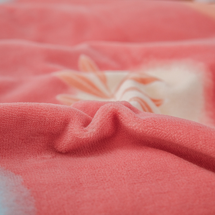 91家纺网 家纺一手货源 找家纺 尚品凤凰2025新款高克重印花牛奶绒四件套-工艺款 三叶草  桔