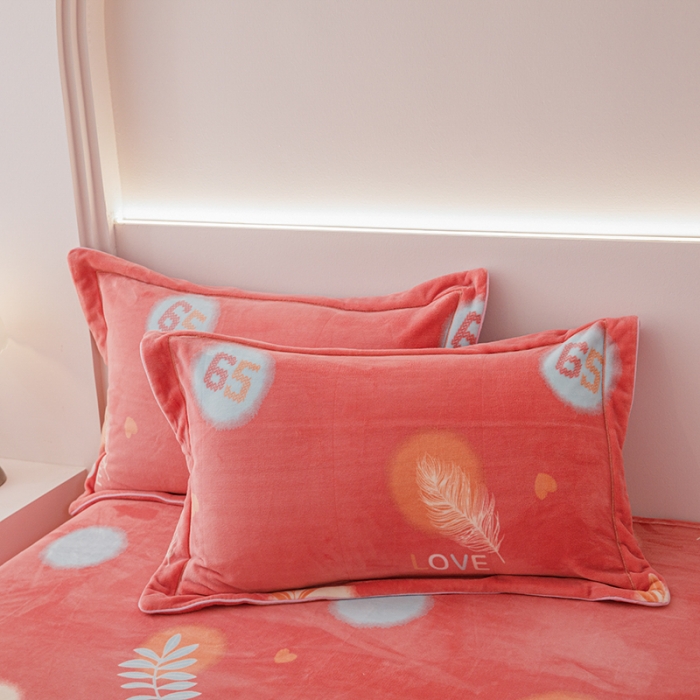 91家纺网 家纺一手货源 找家纺 尚品凤凰2025新款高克重印花牛奶绒四件套-工艺款 三叶草  桔