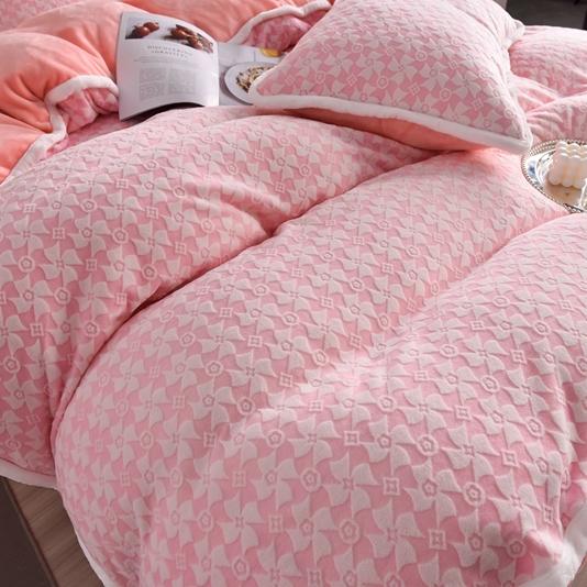 91家纺网 家纺一手货源 找家纺 畅畅家纺 2023新款A类雕花绒牛奶绒四件套 大风车-粉