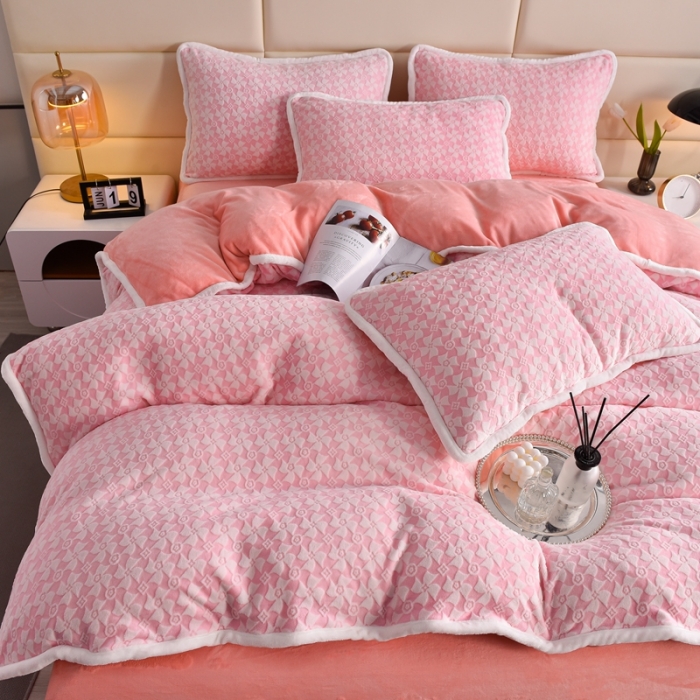 91家纺网 家纺一手货源 找家纺 畅畅家纺 2023新款A类雕花绒牛奶绒四件套 大风车-粉