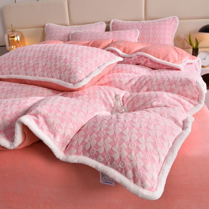 91家纺网 家纺一手货源 找家纺 畅畅家纺 2023新款A类雕花绒牛奶绒四件套 大风车-粉