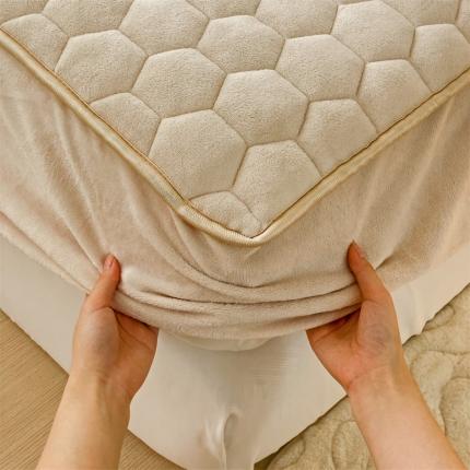 91家纺网 家纺一手货源 找家纺 梦舒羽 牛奶绒抗静电夹棉床笠床罩床单床盖床护垫套宿舍三件套 卡其米