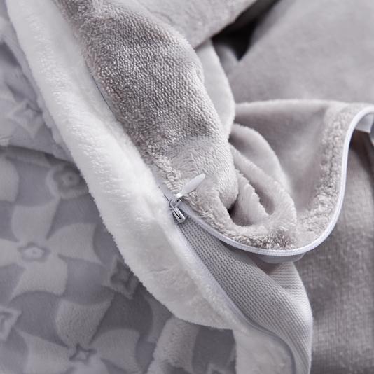 91家纺网 家纺一手货源 找家纺 畅畅家纺 2023新款A类雕花绒牛奶绒四件套 大风车-浅灰