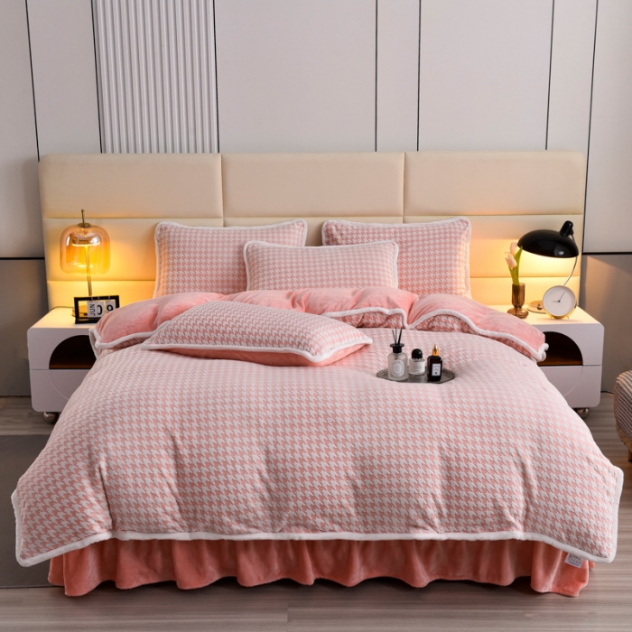 91家纺网 家纺一手货源 找家纺 畅畅家纺 2023新款A类雕花绒牛奶绒四件套 千鸟格-粉