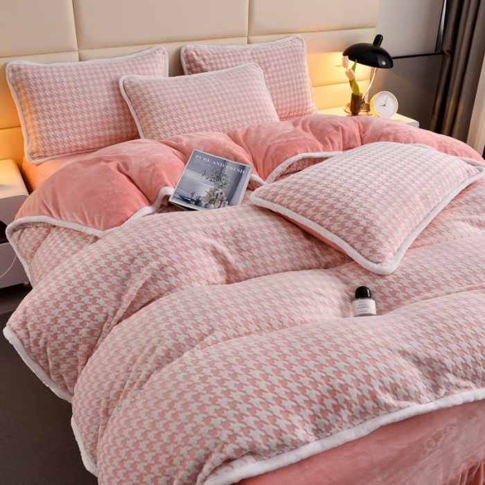 91家纺网 家纺一手货源 找家纺 畅畅家纺 2023新款A类雕花绒牛奶绒四件套 千鸟格-粉