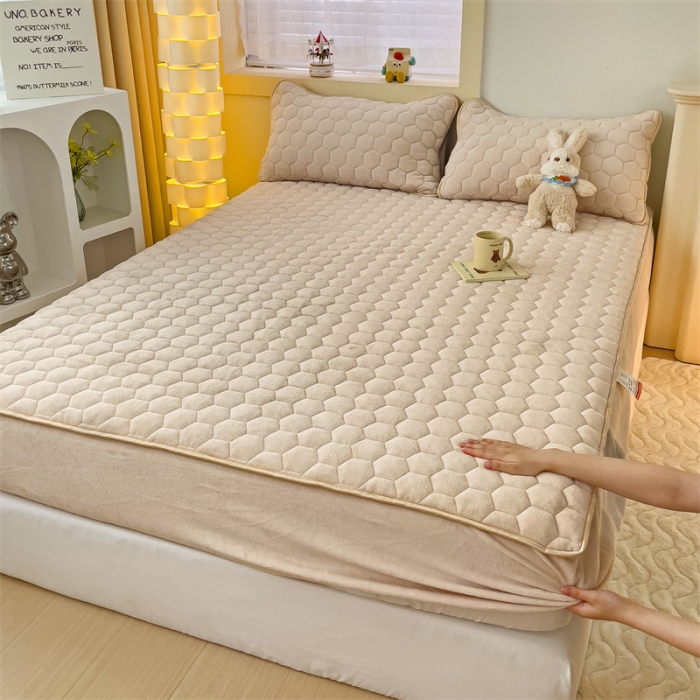 91家纺网 家纺一手货源 找家纺 梦舒羽 牛奶绒抗静电夹棉床笠床罩床单床盖床护垫套宿舍三件套 卡其米