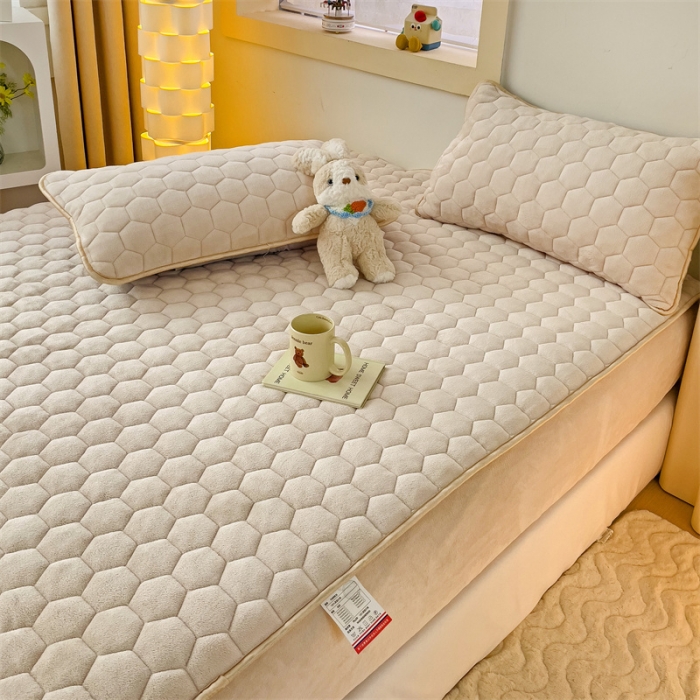 91家纺网 家纺一手货源 找家纺 梦舒羽 牛奶绒抗静电夹棉床笠床罩床单床盖床护垫套宿舍三件套 卡其米