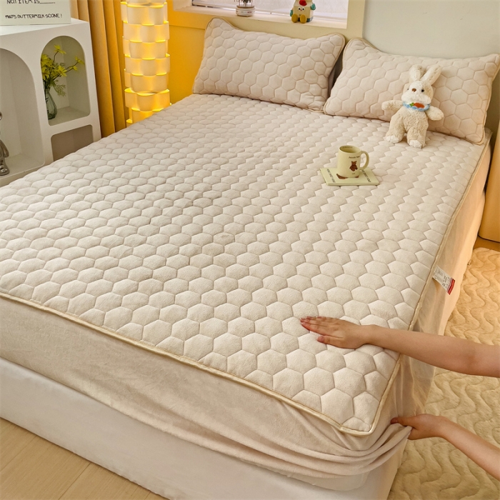 91家纺网 家纺一手货源 找家纺 梦舒羽 牛奶绒抗静电夹棉床笠床罩床单床盖床护垫套宿舍三件套 卡其米