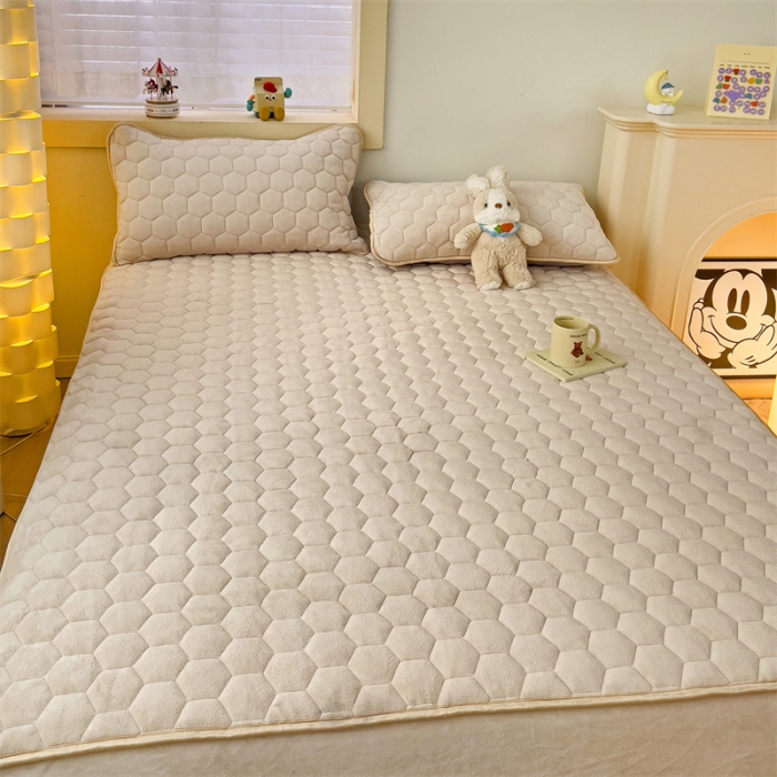 91家纺网 家纺一手货源 找家纺 梦舒羽 牛奶绒抗静电夹棉床笠床罩床单床盖床护垫套宿舍三件套 卡其米